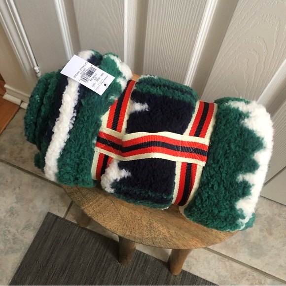 American Eagle Holiday Throw Blanket NWT Carrying Strap - Picture 1 of 2